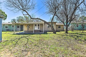 Interior - 1 Mi to At&t Stadium: Downtown Arlington Home (Arlington)