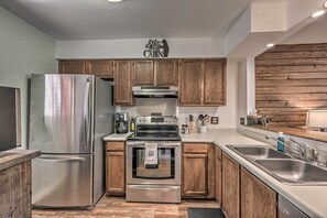 Apartamento (2 Bedrooms) | Cocina privada | Microondas, horno, placa de cocina y lavavajillas