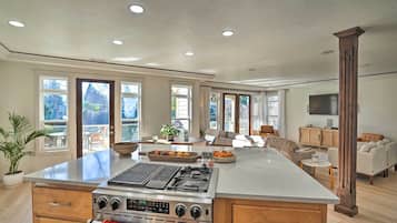 House (5 Bedrooms) | Interior