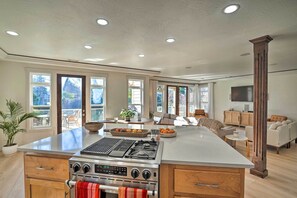 House (5 Bedrooms) | Interior