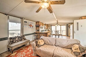 TV, books - Cadiz Retreat w/ Grill - Walk to Lake Barkley (Cadiz)