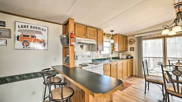 Microwave, oven, kompor, dan peralatan masak/sendok-piring