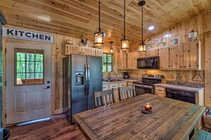 House (2 Bedrooms) | Interior - 50-acre Farm w/ Fishing Pond! Cabin in Brownsville (Brownsville)