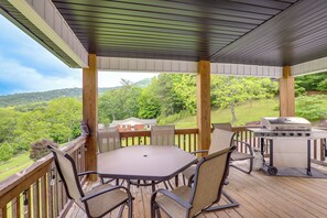 House (3 Bedrooms) | Interior - Family Home w/ Views ~ 5 Mi to Downtown Asheville! (Asheville)