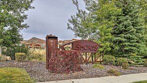 A sign for 'Shores' with a mountain in the background. - Mountain-view Condo ~ 9 Mi to Park City Skiing (Heber City)