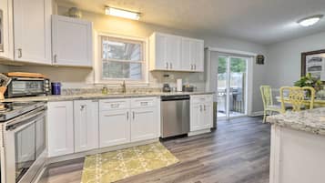 Apartment (2 Bedrooms) | Private kitchen | Microwave, oven, stovetop, dishwasher