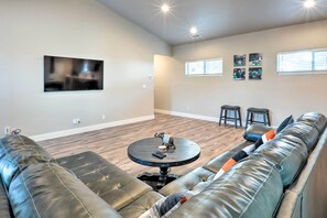 Una televisión, un reproductor de DVD