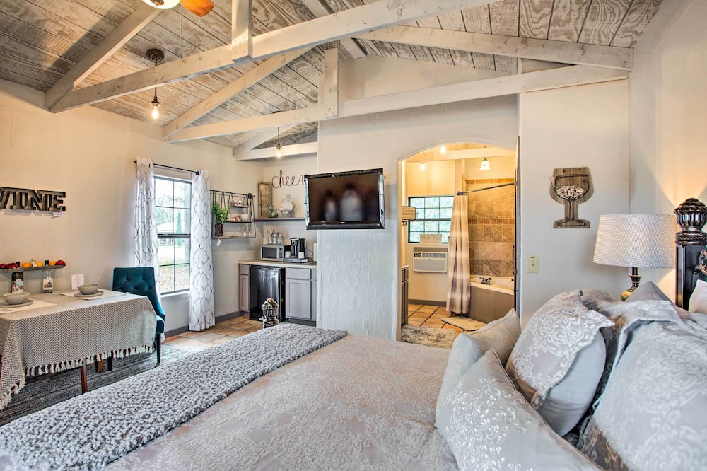 Blue Jay Cottage' - Pittsburg Studio on Winery! - Lake Bob Sandlin, TX