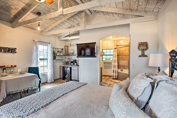 Apartment (1 Bedroom) | Interior - Blue Jay Cottage' - Pittsburg Studio on Winery! (Pittsburg)