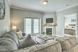 Apartment (2 Bedrooms) | Interior - Downtown Pigeon Forge Condo w/ Pool Access! (Pigeon Forge)