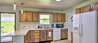 Bluefield Retreat w/ Pool Table: Near Parks!