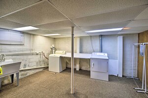 Un cuarto de lavandería con lavabo, lavadora y secadora.