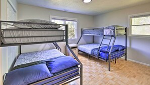 A room with bunk beds, a window, and a ceiling light. - Bluefield Retreat w/ Pool Table: Near Parks! (Bluefield)
