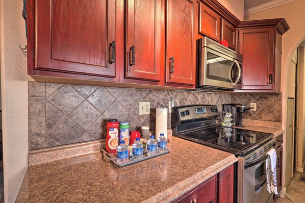 A kitchen with granite countertops, stainless steel appliances, and wooden cabinets. - 3 Mi to Lake Powell: Page Home w/ Patio & BBQ (Page)