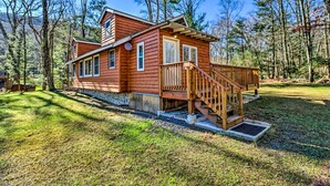 A wooden cabin with a wooden deck and a staircase leading to the entrance. - Cozy Tannersville Gem - Ski, Hike, Explore! (Tannersville)