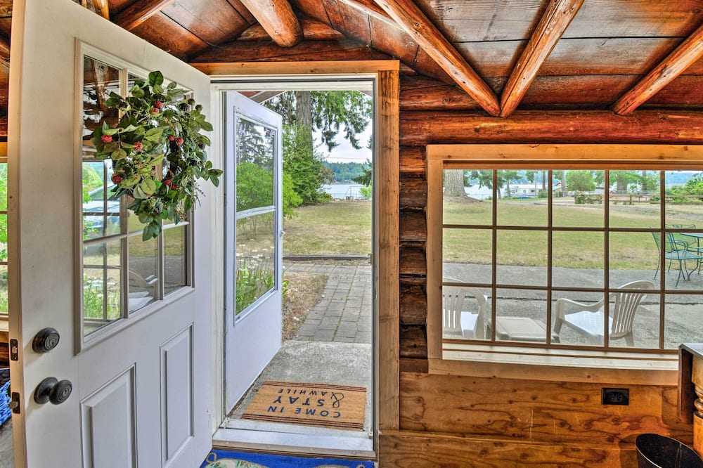 Wheelchair-accessible Belfair Cabin w/ Patio! - Union, WA