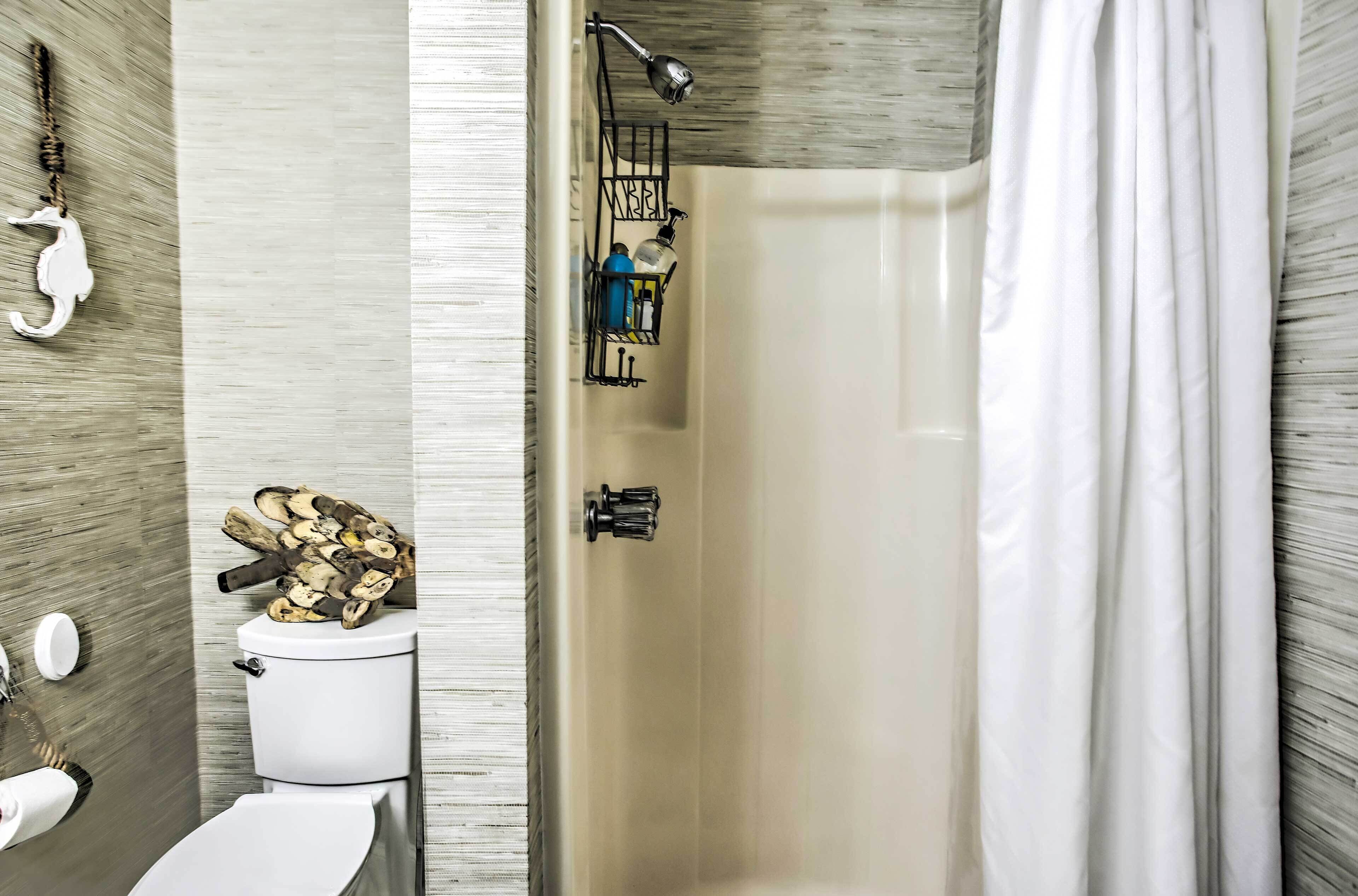 Ein Badezimmer mit Toilette, Dusche und Waschbecken.