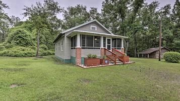 House (3 Bedrooms) | Exterior