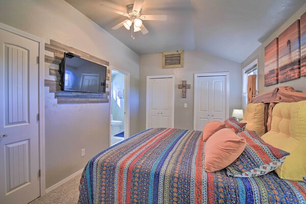 Updated Cabin W/ Fire Pit - 1 Mile From Downtown! - Fredericksburg, TX