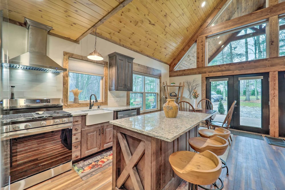 Beech Mountain Nature Escape! Modern + Cozy Cabin - Cove Creek, NC