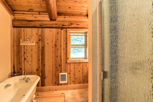 13 Mi To Mt Shasta: Log Home On 60 Acres! - McCloud, CA
