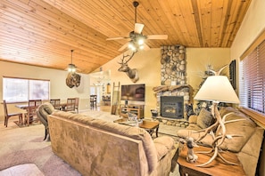 TV, fireplace, books - Pinetop Cabin w/ Deck ~ 7 Mi to Show Low Lake (Pinetop)