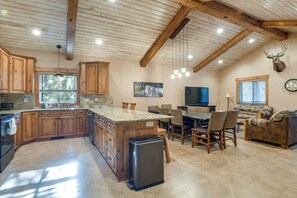 House (4 Bedrooms) | Interior