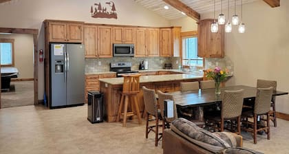 Outdoor Adventure Hub ~ 20 Miles to Yellowstone!