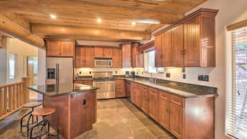 House (5 Bedrooms) | Interior