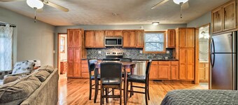 Stockton Lake Escape w/ Kitchen, Half Mile to Lake