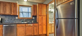 Stockton Lake Escape w/ Kitchen, Half Mile to Lake