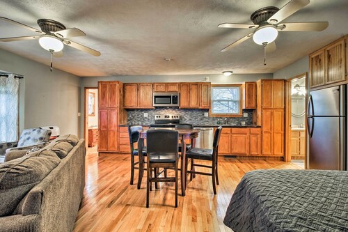 Stockton Lake Escape w/ Kitchen, Half Mile to Lake