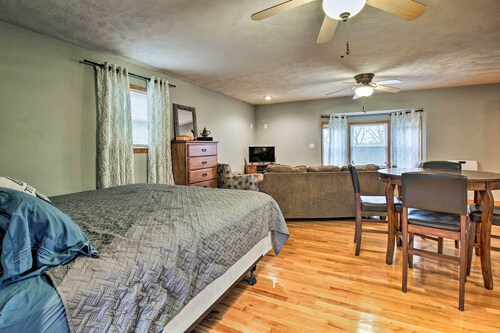 Stockton Lake Escape w/ Kitchen, Half Mile to Lake