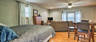 Stockton Lake Escape w/ Kitchen, Half Mile to Lake