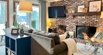 Glen Condo w/ Mountain Views: Walk to Story Land