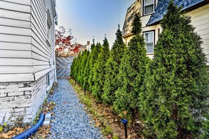 House (1 Bedroom) | Interior - Stylish Newark Home w/ Deck < 14 Mi to Nyc! (Newark)