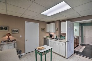 Microwave, oven, stovetop, dishwasher - Private Hendersonville Hideaway w/ Fire Pit! (Hendersonville)