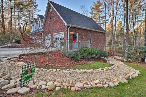 Private Hendersonville Hideaway w/ Fire Pit!