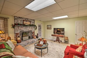 TV - Private Hendersonville Hideaway w/ Fire Pit! (Hendersonville)