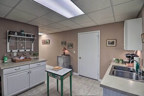 Microwave, oven, stovetop, dishwasher - Private Hendersonville Hideaway w/ Fire Pit! (Hendersonville)
