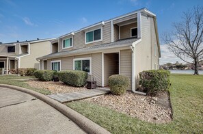 Interior - Gorgeous Lakefront Townhome w/ Pool Access & Views (Montgomery)