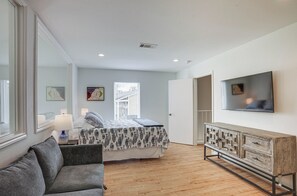 Apartment (3 Bedrooms) | Interior - Gorgeous Lakefront Townhome w/ Pool Access & Views (Montgomery)