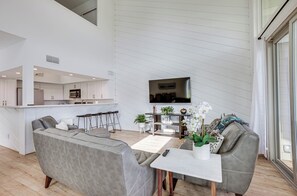 Apartment (3 Bedrooms) | Interior - Gorgeous Lakefront Townhome w/ Pool Access & Views (Montgomery)