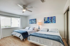 Apartment (3 Bedrooms) | Interior - Gorgeous Lakefront Townhome w/ Pool Access & Views (Montgomery)