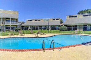 Apartment (3 Bedrooms) | Interior - Gorgeous Lakefront Townhome w/ Pool Access & Views (Montgomery)