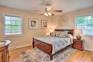 3 bedrooms, iron/ironing board, bed sheets - Cozy Richmond Retreat w/ Yard ~ 5 Mi to Dtwn! (Richmond)