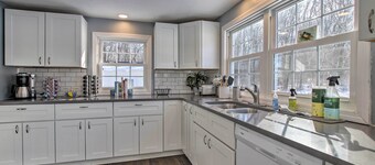 Hampton 'quiet Corner Cottage' w/ Fireplace & Yard