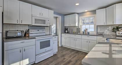 Hampton 'quiet Corner Cottage' w/ Fireplace & Yard