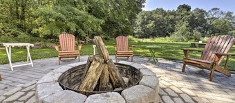 Hampton 'quiet Corner Cottage' w/ Fireplace & Yard