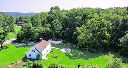 Hampton 'quiet Corner Cottage' w/ Fireplace & Yard